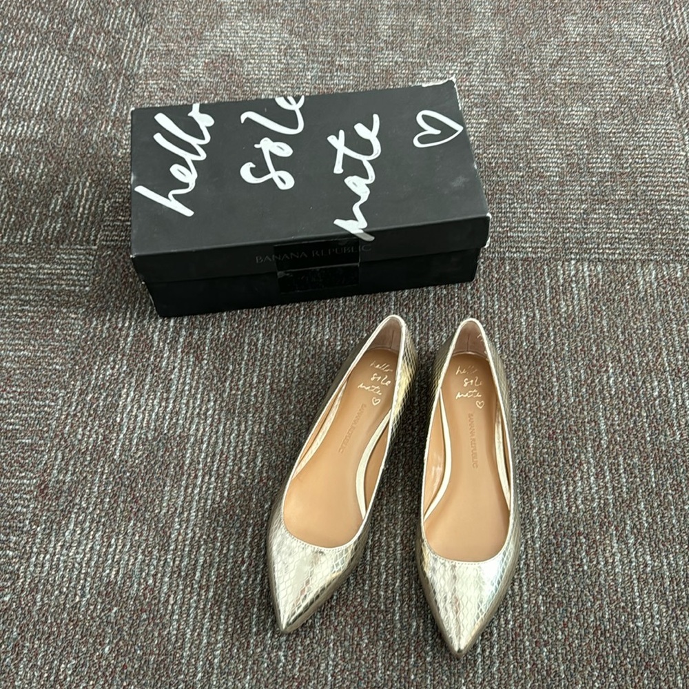 Banana Republic Angela Size 8 1/2 gold flats. NWT
